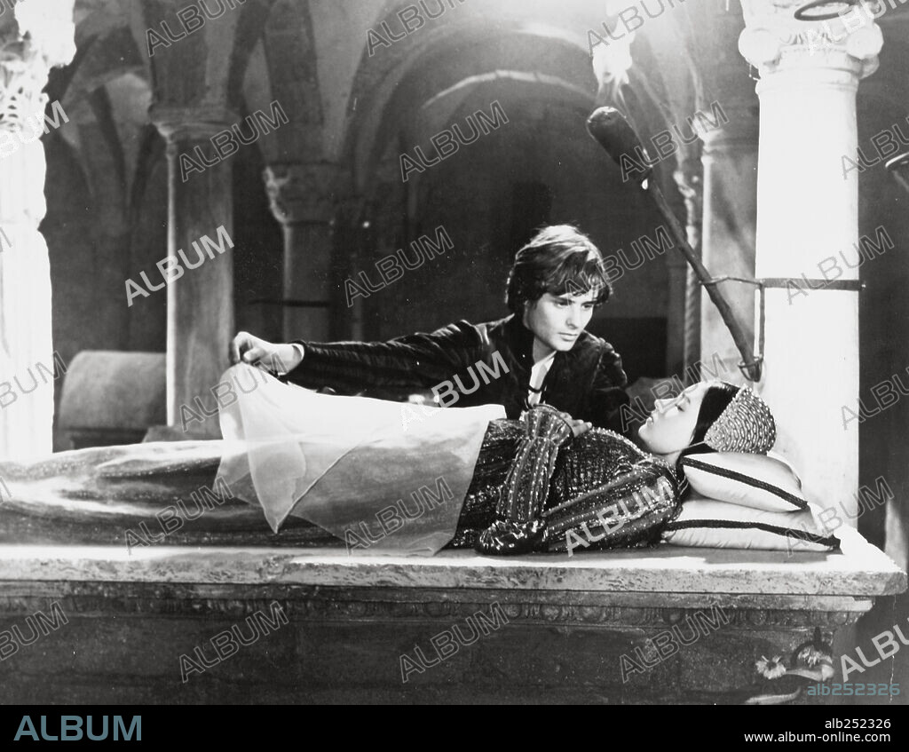 LEONARD WHITING and OLIVIA HUSSEY in ROMEO AND JULIET, 1968, directed by FRANCO ZEFFIRELLI. Copyright PARAMOUNT PICTURES.