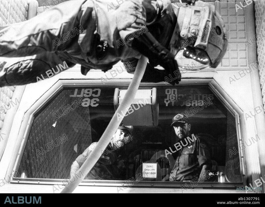 SEAN CONNERY en ATMÓSFERA CERO, 1981 (OUTLAND), dirigida por PETER HYAMS. Copyright LADD COMPANY/WARNER BROS.