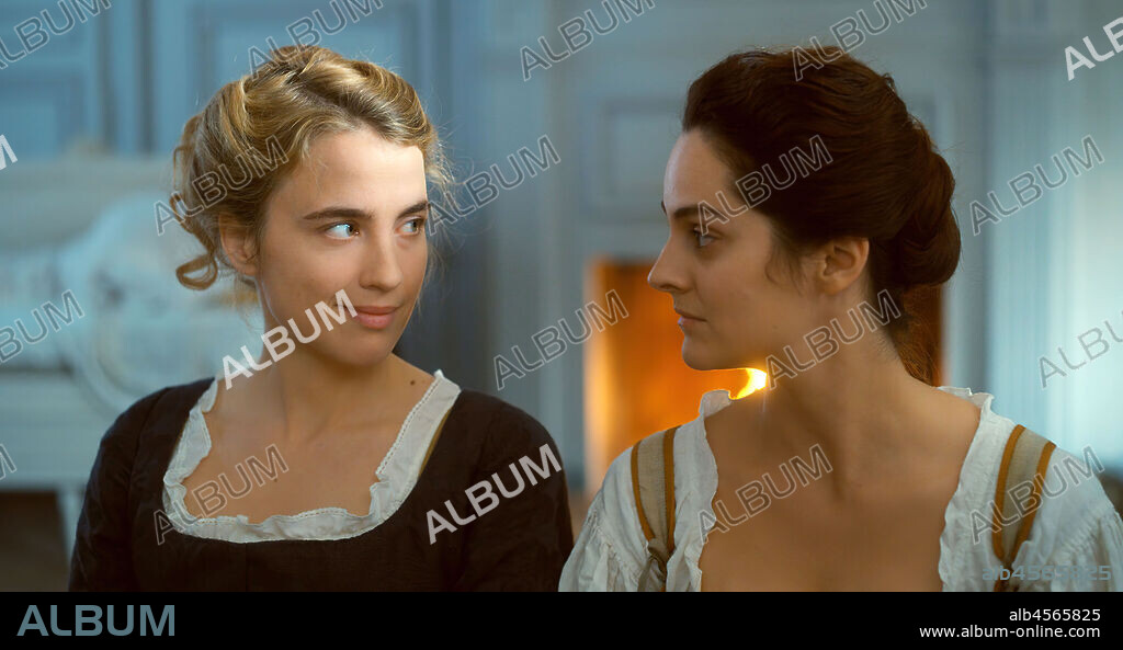ADELE HAENEL and NOEMIE MERLANT in PORTRAIT DE LA JEUNE FILLE EN FEU, 2019, directed by CELINE SCIAMMA. Copyright LILES FILMS/ARTE FRANCE CINEMA/HOLD UP FILMS.