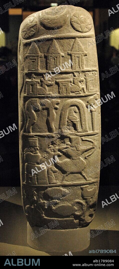 ARTE MESOPOTAMICO. BABILONIA. SEGUNDA DINASTIA DE ISIN. KUDURRU (estela) de caliza del REY NABUCODONOSOR I (1124-1105 a. C.) donde se relata su CAMPAÑA CONTRA EL ELAM Y DETALLA LAS RECOMPENSAS ATRIBUIDAS A SHITTI-MARDUK, UNO DE SUS COMANDANTES. Fechada en el último cuarto del s. XII. Hallada en Sippar (Abu Habba) en 1882. En la parte superior, símbolos astrales de Sin, Ishtar y Shamash. en la siguiente fila, las tres tiaras de los dioses Anu, Enlil y Ea. Debajo, Marduk, Nabu y Ninhursag. Le siguen Zababa, Nergal, un dios guerrero y Shuqamuna y Shumalia. Debajo aparece la diosa Ninmah junto a un hombre-escorpión (guardián del inframundo). En la última fila está Adad, Nusku, el escorpión de la diosa del lecho conyugal Ishhara y una tortuga, otra representación de Ea. Exposición Babilonia. Museo del Louvre. París. Francia.