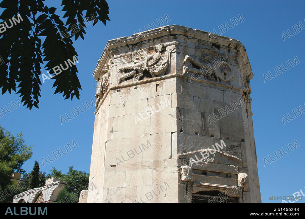 ARTE GRIEGO. TORRE DE LOS VIENTOS o RELOJ DE ANDRONIKOS KYRISTE. (s. I a. C.). Torre octogonal donde estan representados los ocho vientos clásicos. En su interior había una clepsidra o reloj hidráulico. Agora Romana. Atenas. Grecia.