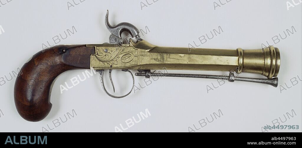 Percussion gun with copper barrel, tromblon, Gun with copper barrel, tromblon and percussion lock. Rooster and chimney upstairs. The gun carries a Liege mark: 'E' above L G 'above asterisk, entirely in oval. Everything is copper, except the rooster, the chimney, the trigger, bracket and loading stick, the handle wood, Netherlands, anonymous, Liège (city), c. 1800 - c. 1900, copper (metal), wood (plant material), iron (metal), l 27.5 cm l 14.5 cm c 25 mm.