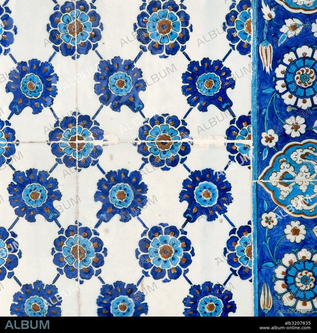 ARTE ISLAMICO. ESTILO OTOMANO. Detalle de la cerámica esmaltada de tonos azulados, cuyos delicados motivos florales eran primero dibujados en el taller imperial y posteriormente realizados por los ceramistas de IZNIK. RÜSTEM PASA CAMII. Mezquita proyectada por Sinan y encargada por el visir Rüstem Pasa. Estambul. Turquía.