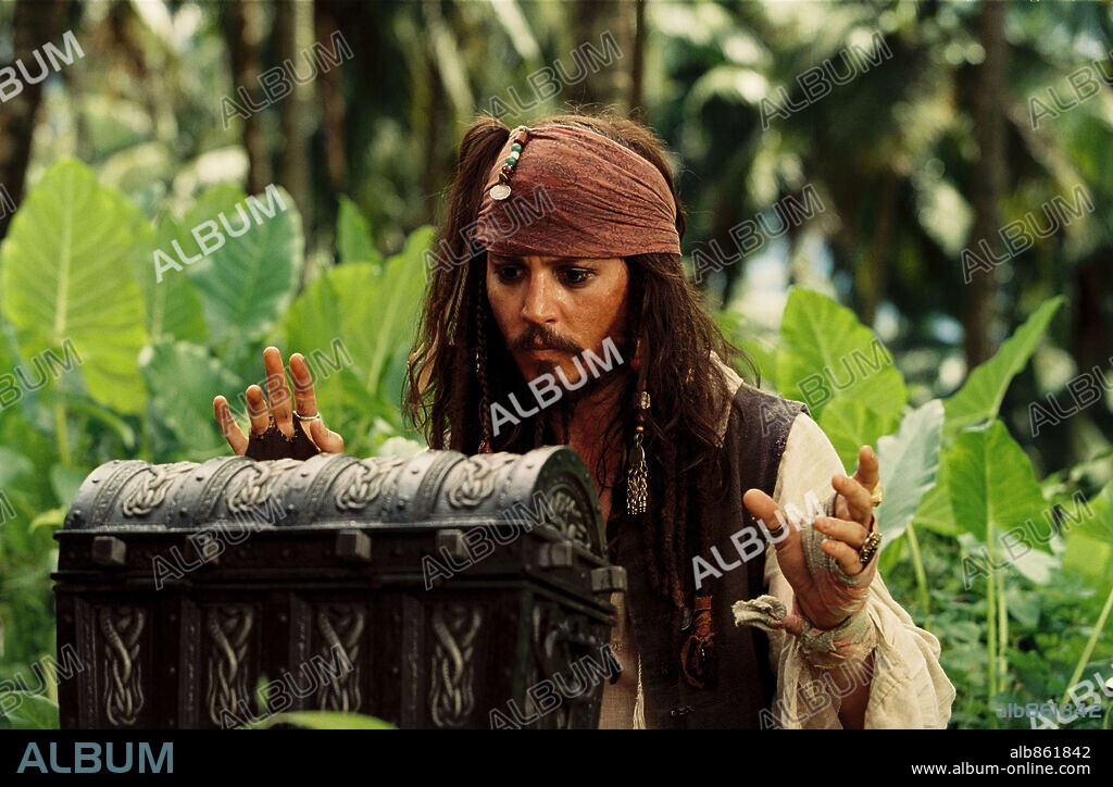 JOHNNY DEPP en PIRATAS DEL CARIBE: EL COFRE DEL HOMBRE MUERTO, 2006 (PIRATES OF THE CARIBBEAN: DEAD MAN'S CHEST), dirigida por GORE VERBINSKI. Copyright DISNEY ENTERPRISES / MOUNTAIN, PETER.
