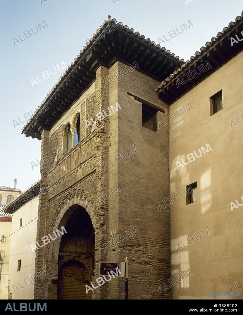 Corral del Carbón. Edificio árabe (siglo XIV) que en su origen fue almacén y fonda de comerciantes y, más tarde, almacén de carbón, de donde procede su actual nombre, corral de comedias y casa de vecinos. Vista de la fachada. Granada. Andalucía. España.