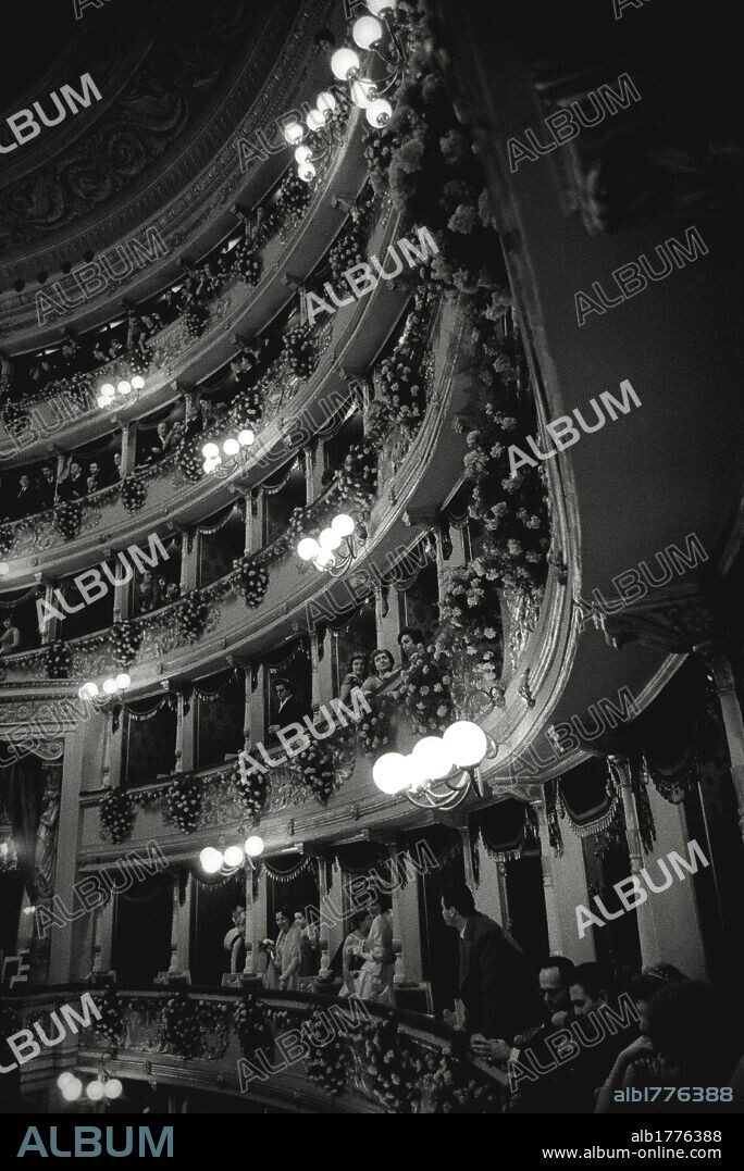 Inauguration of the theatre season of La Scala. People looking from the balconies of La Scala in Milan during the inauguration of the theatre season. Milan.