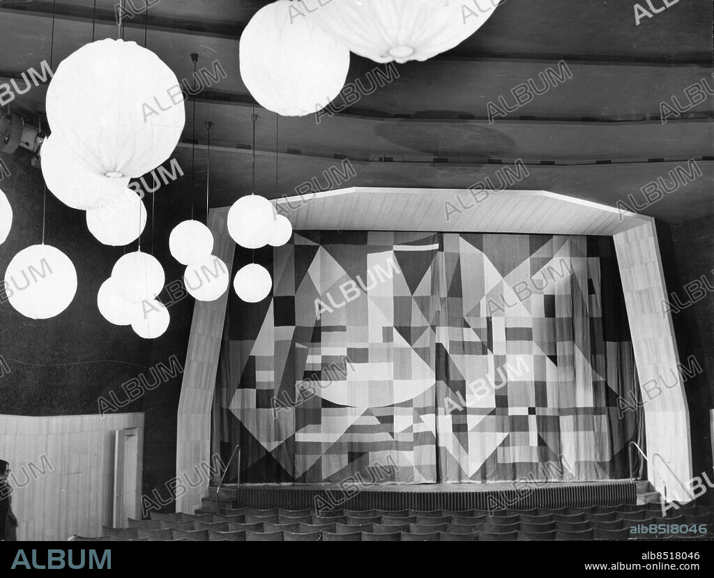 Stockholm 1952-08-21. Biografer Stockholm, Galjonen i Gröndal. Teatersalongen i Galjonen, arkitekter Sven Backström och Leif Reinius, är i dovt blått och läderfärg med lätta ballonger som armatur. Den rymmer 400 personer.. Foto: Folke Hedberg / DN / TT / Kod: 192. ** SvD OUT **.