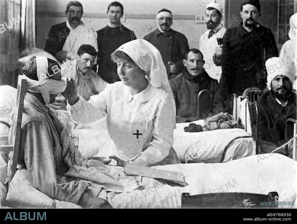 París (Francia), febrero de 1915. LLa caridad y la guerra. Primera Guerra Mundial. S. A. R. La Duquesa de Vendome, hermana del Rey de Bélgica, cuidando a los heridos en un hospital de Paris.