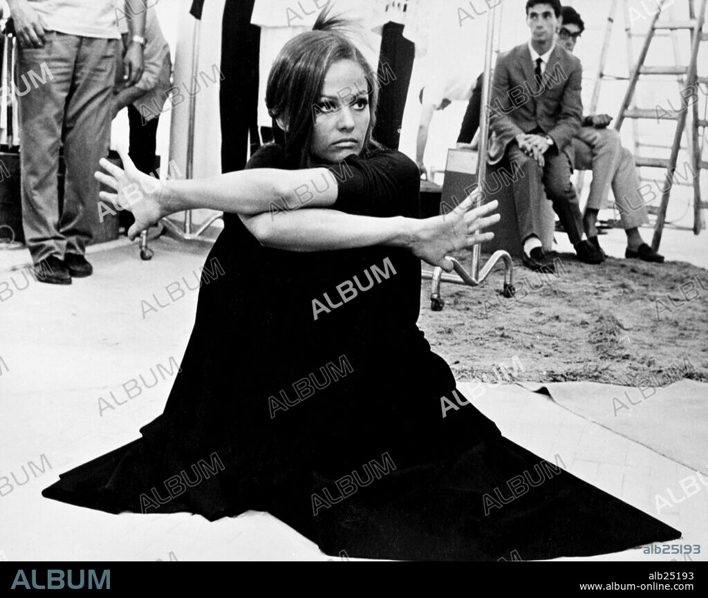 CLAUDIA CARDINALE in THE QUEENS, 1966 (LE FATE), directed by ANTONIO PIETRANGELI, LUCIANO SALCE, MARIO MONICELLI and MAURO BOLOGNINI. Copyright COLUMBIA FILMS SA/DOCUMENTO FILM.
