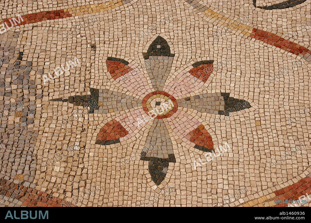 ARTE ROMANO. ITALIA. OSTIA ANTICA. Ciudad romano en la costa del Mar Tirreno, en el antiguo Latium. Era el puerto comercial de la antigua Roma. MOSAICO ROMANO "Opus Tessellatum" de teselas de piedra de distintos colores con decoración floral. Siglo III d. C.