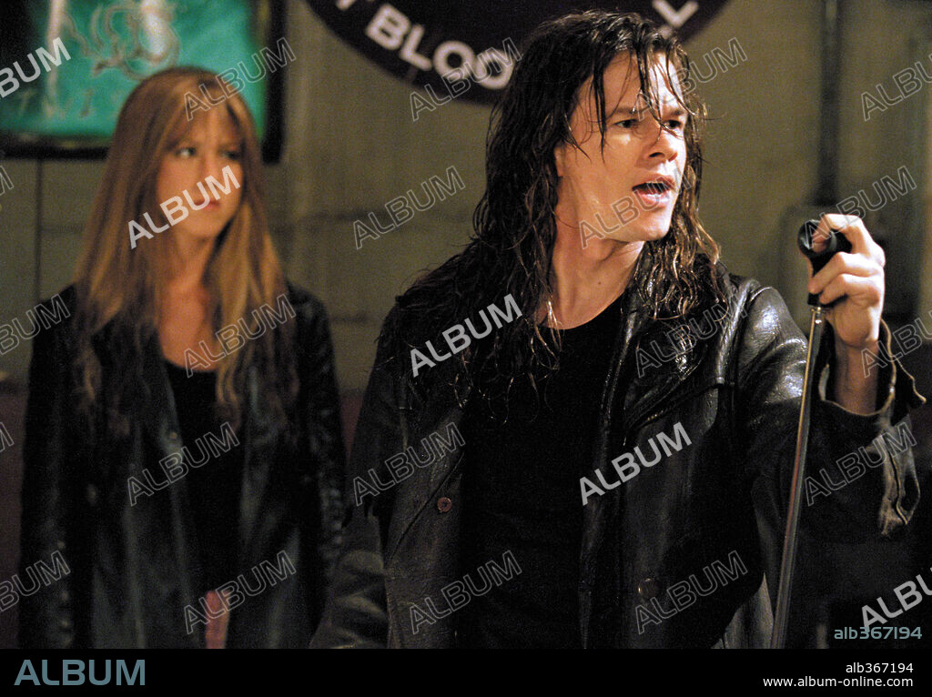 JENNIFER ANISTON and MARK WAHLBERG in ROCK STAR, 2001, directed by STEPHEN HEREK. Copyright WARNER BROS. PICTURES.