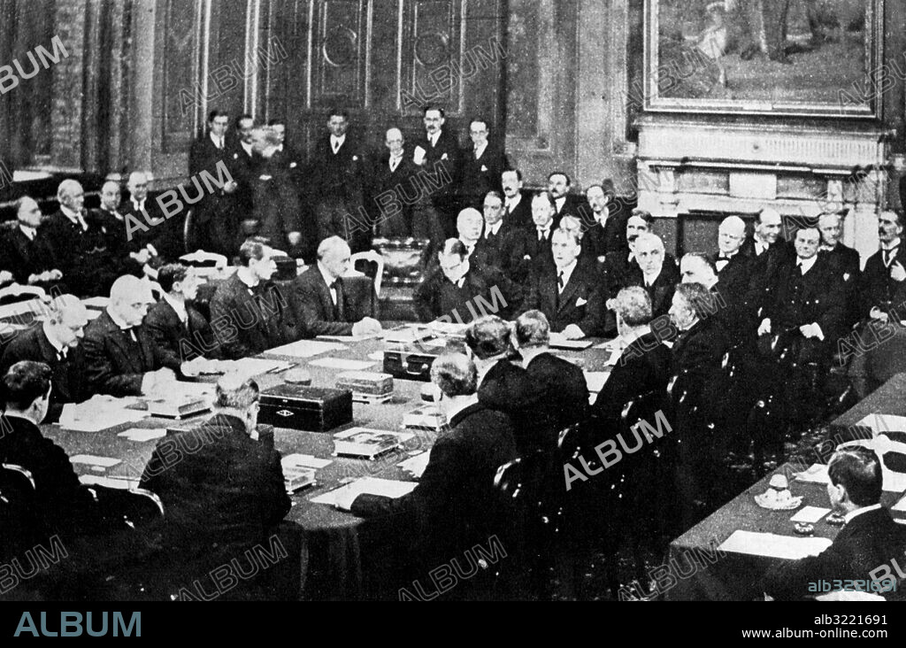 Utan bildtext. Not. 1 dec. 1925 B.v: Mötet i London, där Locarno-traktaten undertecknades. Vid bordändan Baldwin och Mister Chamberlain, ytterst t.v. Stresemann och Luther, t.h. bl.a. Briand. Anm. Locarnoavtalet, framförhandlat i Locarno och undertecknat i London 1 december 1925, skulle stabilisera Tysklands förhållande till grannländerna. CD623 persons: NEVILLE CHAMBERLAIN;GUSTAV STRESEMANN;STANLEY BALDWIN;ARISTIDE BRIAND;HANS LUTHER sites: FRANKRIKE*;STORBRITANNIEN;LONDON;TYSKLAND*.