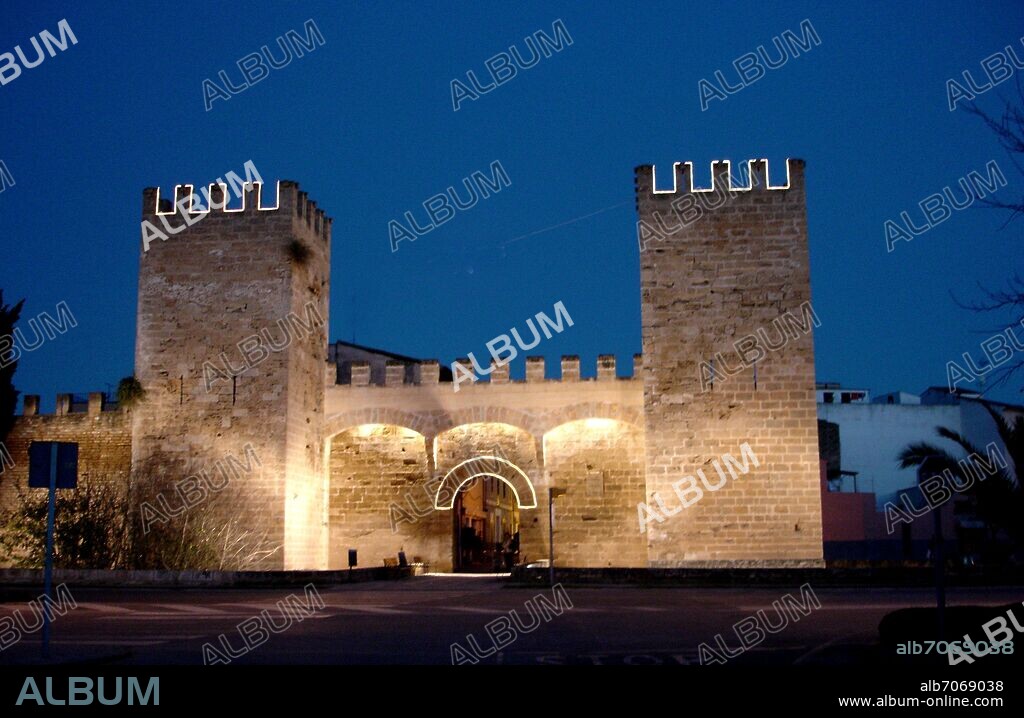 PUERTA DE SAN SEBASTIAN DE LA MURALLA DE ALCUDIA COMENZADA A CONSTRUIRSE EN EL SIGLO XIII Y CONCLUIDA A MITAD DEL SIGLO XIV.