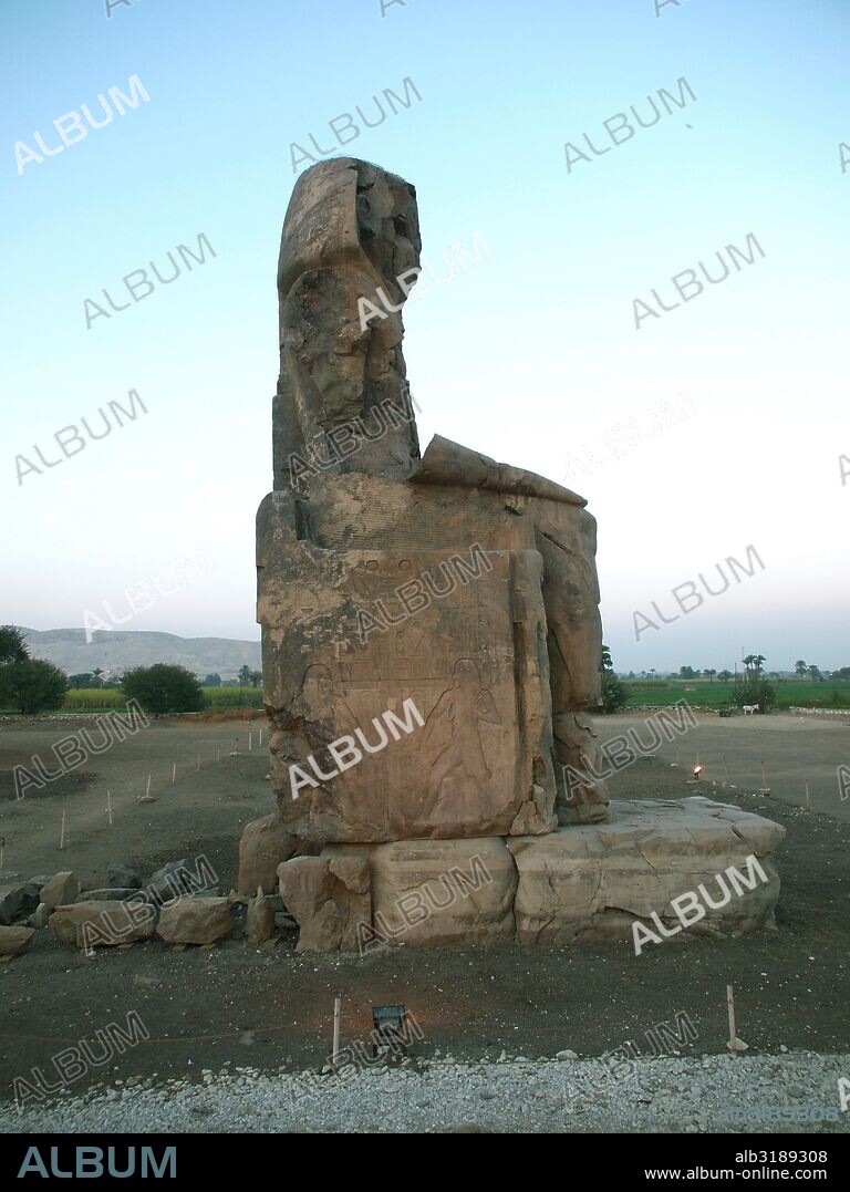 Los colosos de Memnón. Dos espectaculares estatuas de piedra que representan al mítico faraón Amenofis III o Amenhoteph III, ubicadas en la ribera occidental del río Nilo, frente Luxor y al sur de las famosas necrópolis Tebanas.