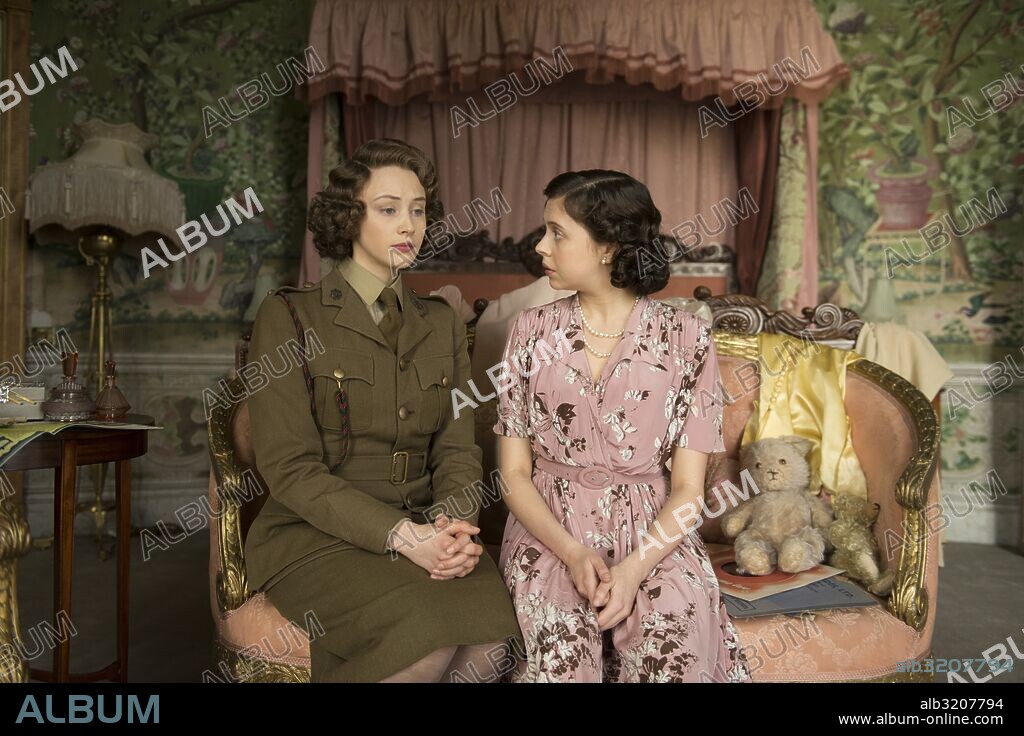 BEL POWLEY y SARAH GADON en NOCHE REAL, 2015 (A ROYAL NIGHT OUT), dirigida por JULIAN JARROLD. Copyright ECOSSE FILMS.