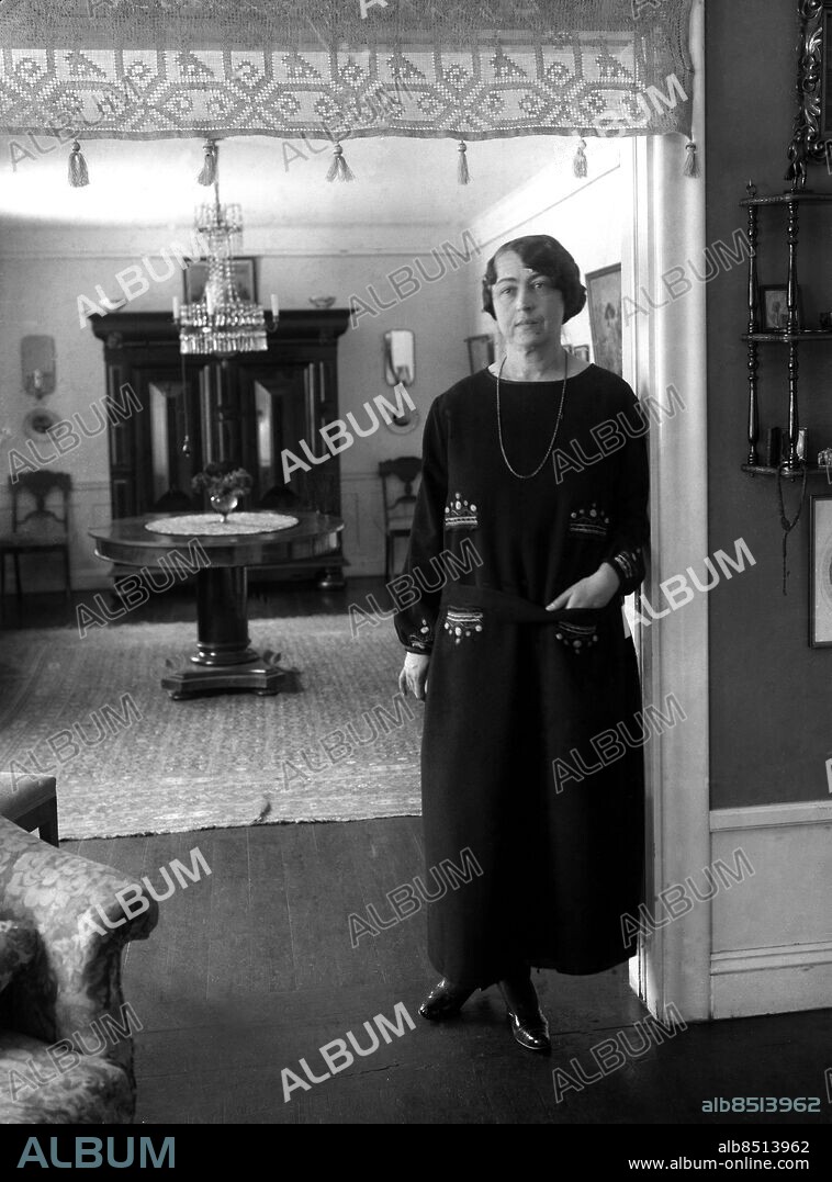 ARKIOV 1923 Marika Stiernstedt (1875-1954), författarinna. Hon skrev ett 20-tal romaner som alla handlade om kvinnans situation och relationen mellan könen. Hennes uppfattning var att kvinnan för att nå inre harmoni måste kombinera yrke och familj. Hennes öppenhjärtliga skildring av äktenskapet med författarkollegan Lubbe Nordström väckte sensation. Marika Stiernstedt, swedish novelist.. Foto: TT Historical/1900. Scanpix Sweden.