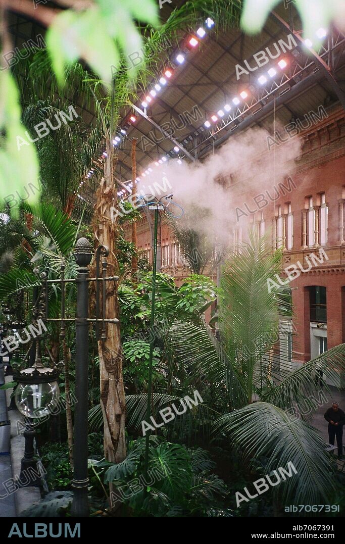 RAFAEL MONEO. VESTIBULO CENTRAL CON PLANTAS DE LA ESTACION DE ATOCHA - JARDIN TROPICAL.