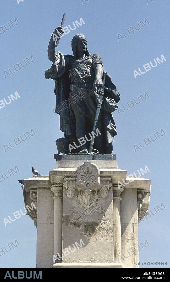Roger de Llúria (Lauria, h.1250-Valencia, 1305). Marino italiano al servicio de la Corona de Aragón. Monumento a Roger de Llúria, datado en 1887, y que se ubicó en la Rambla Nova de Tarragona en 1889. La escultura fué realizada en bronce por Feliu Felix i Galcerán (1843-1912). El pedestal fue construido por Ramon Salas Ricomà.