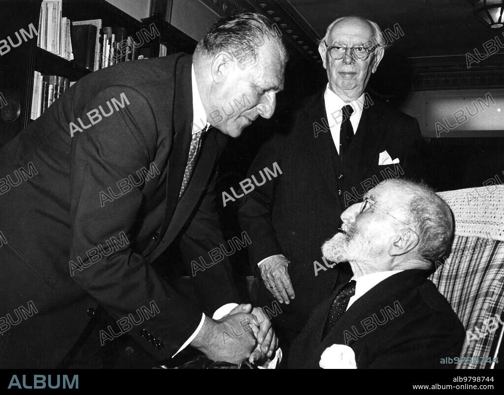 February 1968. The Count of Barcelona visits Mr. Ramón Menéndez Pidal, in the presence of Mr. José María Pemán.