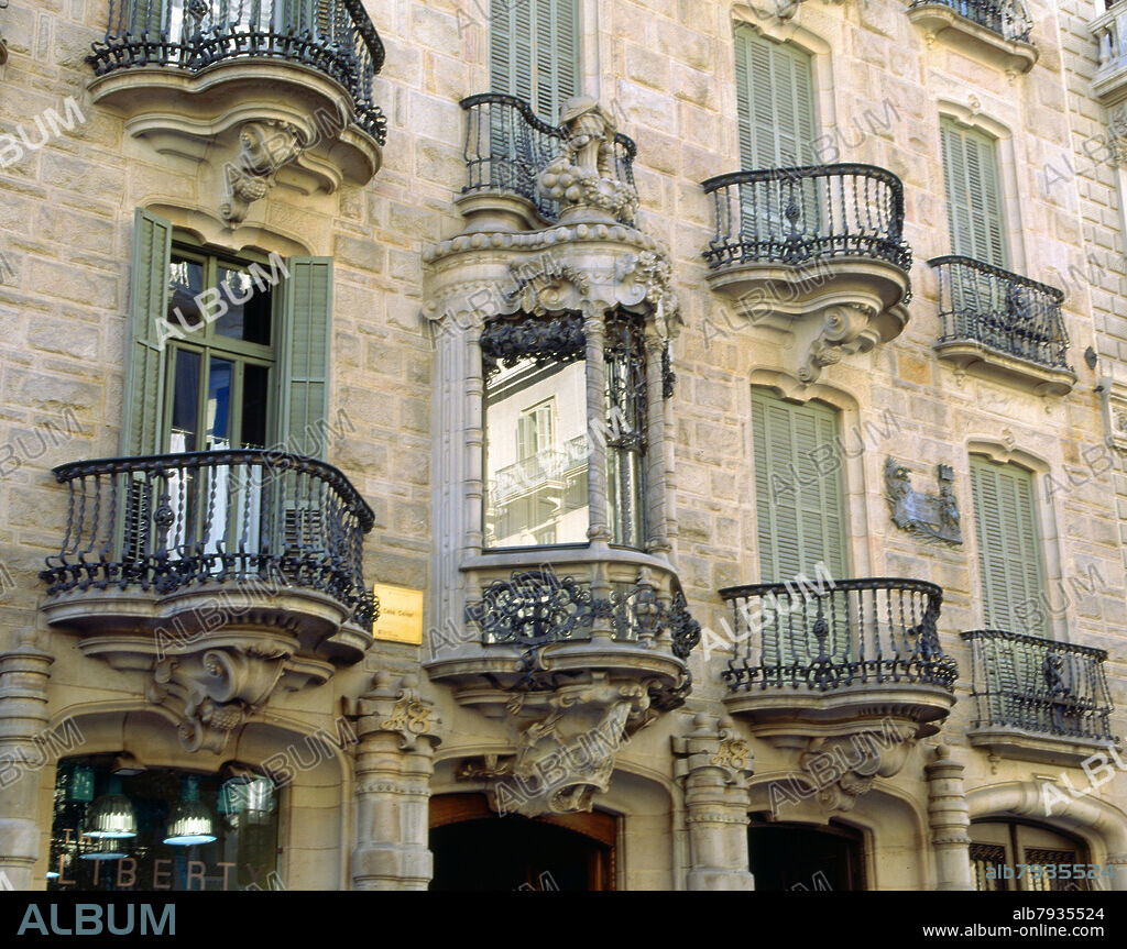 ANTONI GAUDÍ. DETALLE DE LA FACHADA DE LA CASA CALVET - BALCONES TRILOBULADOS - 1898-1900.