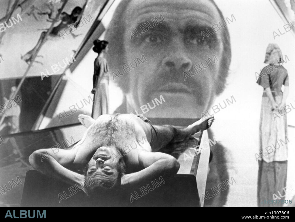SEAN CONNERY en ZARDOZ, 1974, dirigida por JOHN BOORMAN. Copyright 20TH CENTURY FOX.