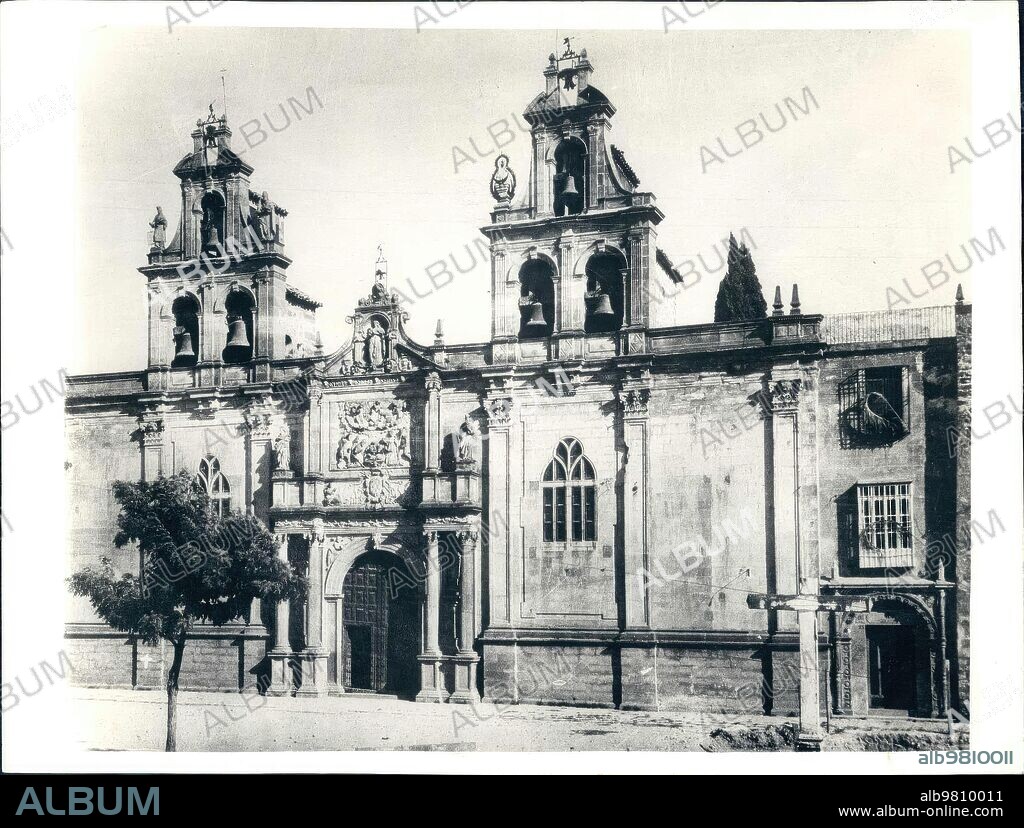 1930. Main façade of the collegiate church of Santa María de los Reales Alcázares.