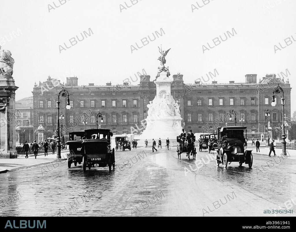 Buckingham Palace and the Mall, London, 1910. Traffic and pedestrians in front of the Victoria Monument.