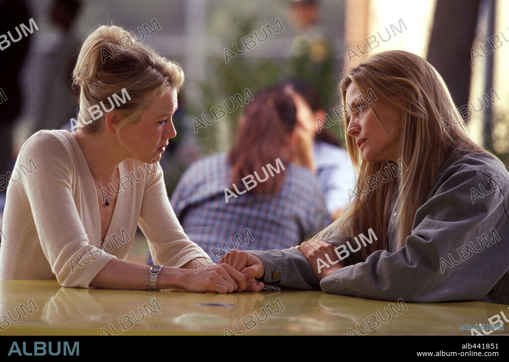 MICHELLE PFEIFFER and RENEE ZELLWEGER in WHITE OLEANDER, 2002, directed by PETER KOSMINSKY. Copyright WARNER BROS. PICTURES / ZINK, VIVIAN.