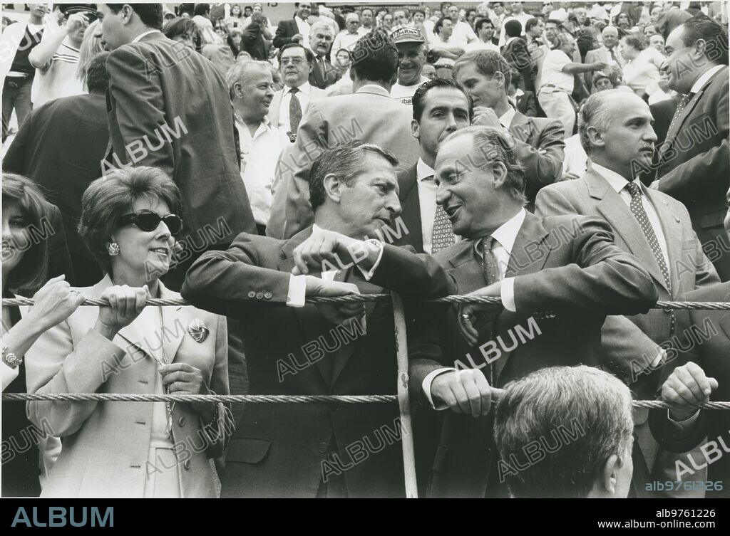 Madrid. 04/06/1998. D. Juan Carlos  acompañado por Adolfo Suárez y señora en la Feria de San Isidro.