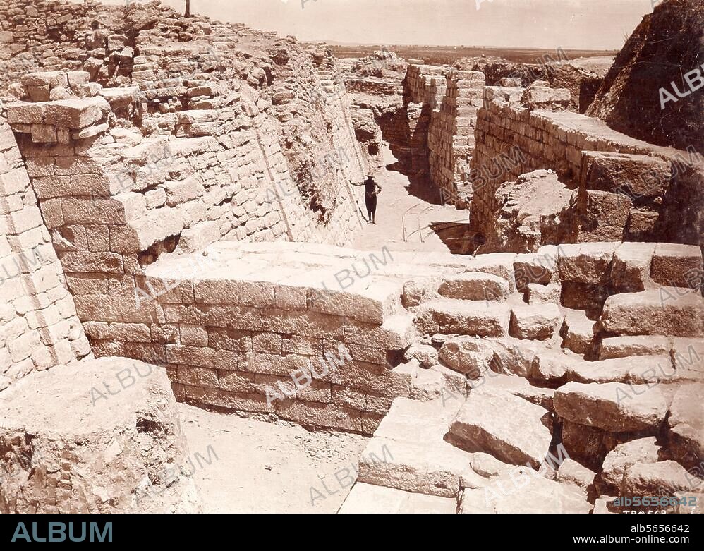 Troja (Türkei), Ausgrabungen 1870-1882 durch Heinrich Schliemann). "Blick vom Turm VI nach Norden zum Tor G der III. Stufe (6. Schicht). Mauern der Mykenischen Periode, durchsetzt von römischen Mauern (9. Schicht). Rechts vom Gang griechische Mauer". Photographie, handschriftl. bez. Berlin, Sammlung Archiv für Kunst und Geschichte.