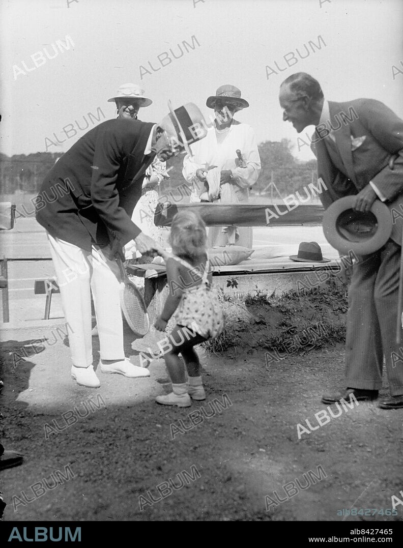 1936. Kungen, Gustav V, spelar tennis i Särö. Hälsar på ett barn. foto: Thure Christiansson *** Local Caption *** Royal - early days. KAMERAREPORTAGE.
