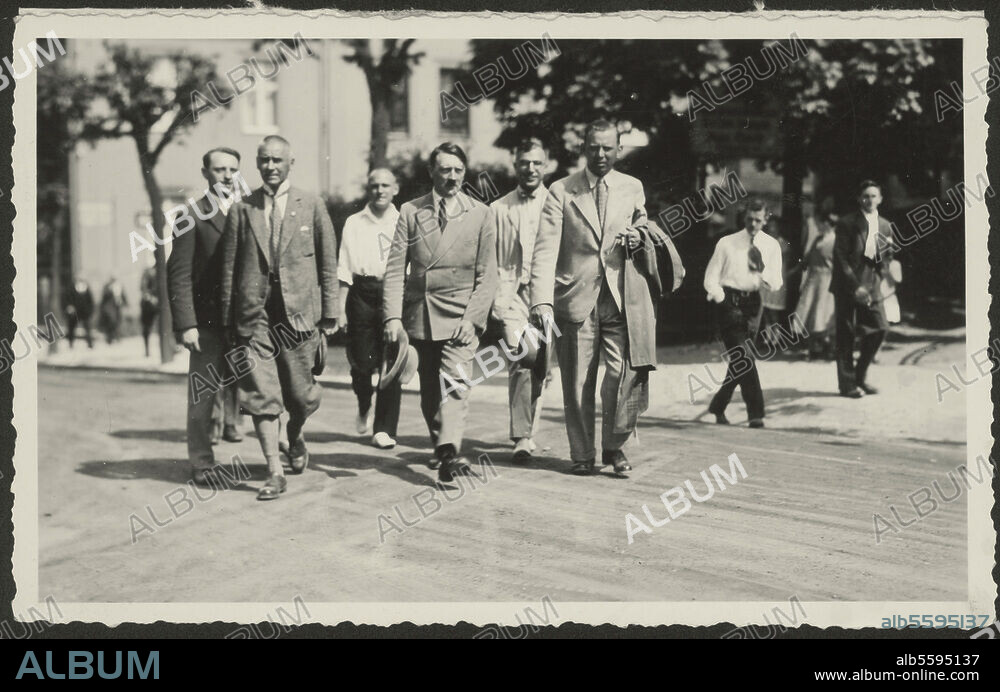 Hitler, Adolf Politiker (NSDAP). Braunau 20.4.1889 - (Selbstmord) Berlin. 30.4.1945. Adolf Hitler u. a. mit Wilhelm Frick bei einem Besuch in Bad Elster, um 1932. Fotografie.