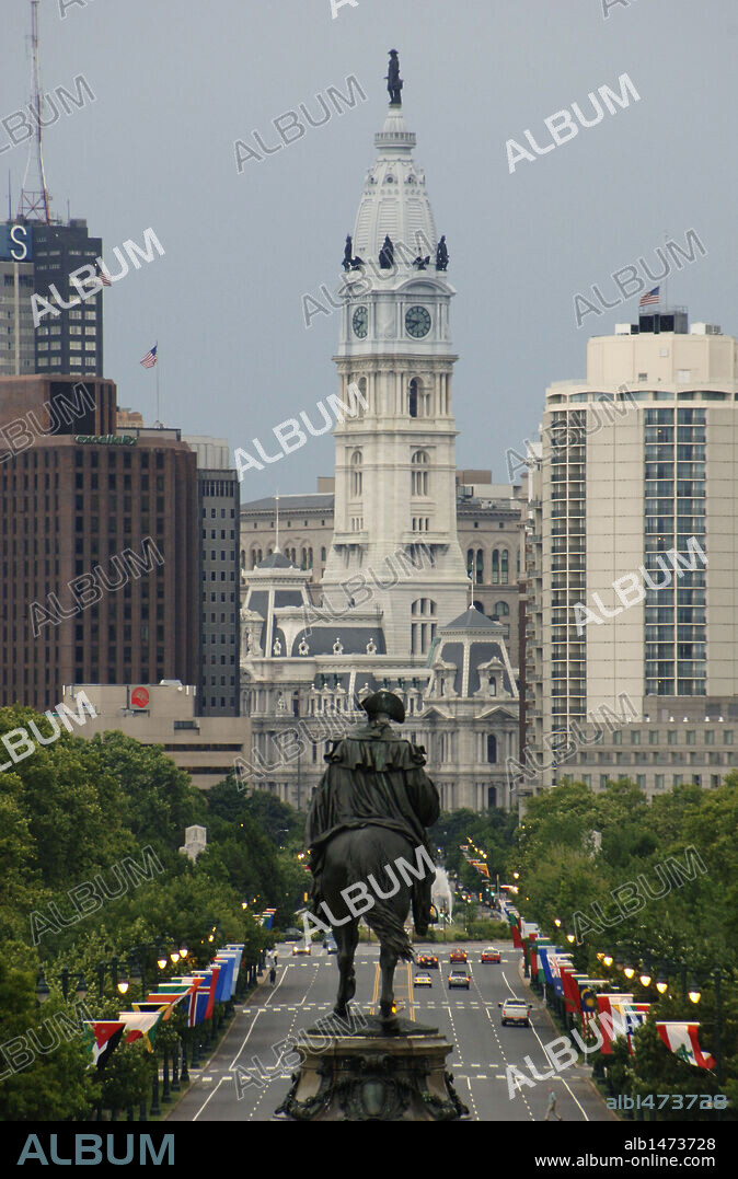 USA. Pennsylvania. Philadelphia. In the first place, monument of George Washington. In the background, the City Hall.