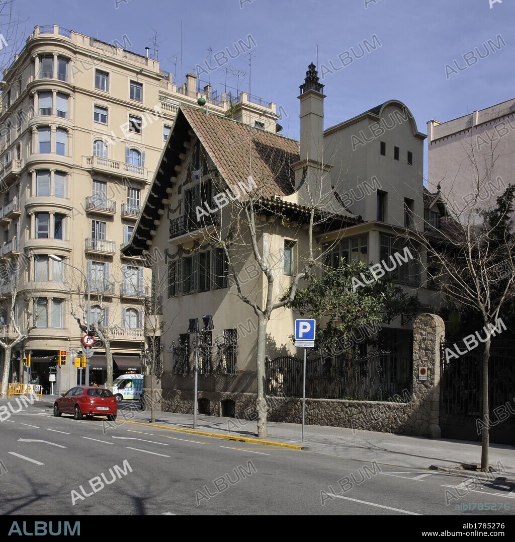 Casa Company (1911), actual Museu de l'Esport , arquitecte Josep Puig i Cadafalch, c. Buenos Aires 56-58, Barcelona, Catalunya, España.