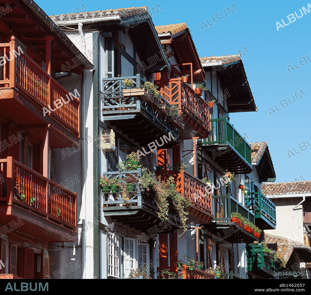 Balcones típicos en la calle San Pedro. FUENTERRABIA (HONDARRIBIA). Provincia de Guipúzcoa. País Vasco.