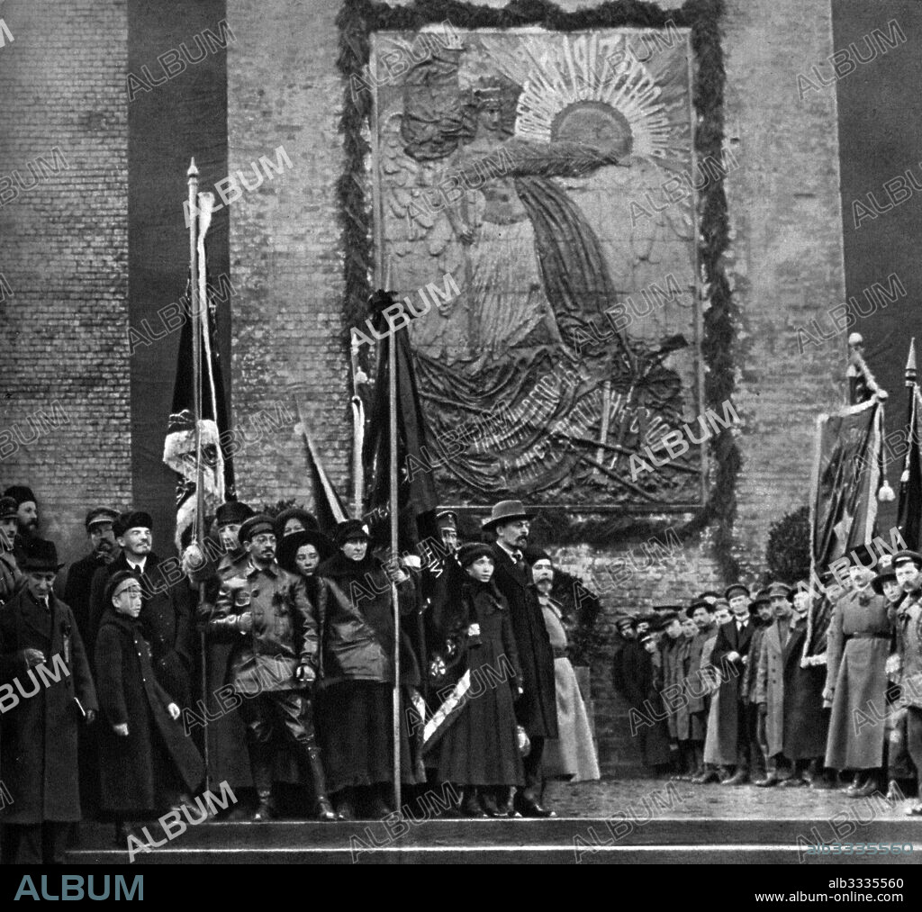 ANONYMOUS. Vladimir Lenin and Yakov Sverdlov before the Revolution Victims memorial plaque.