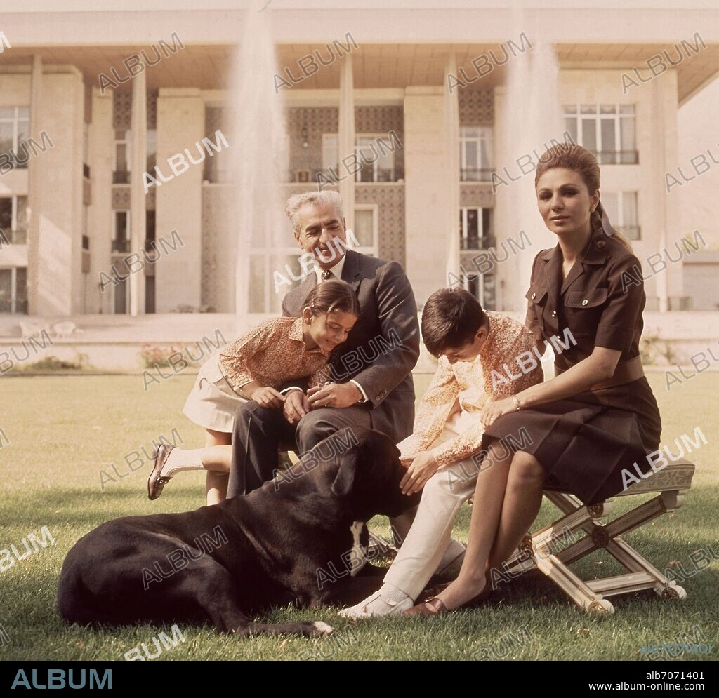 EL SHA DE PERSIA CON SU FAMILIA.