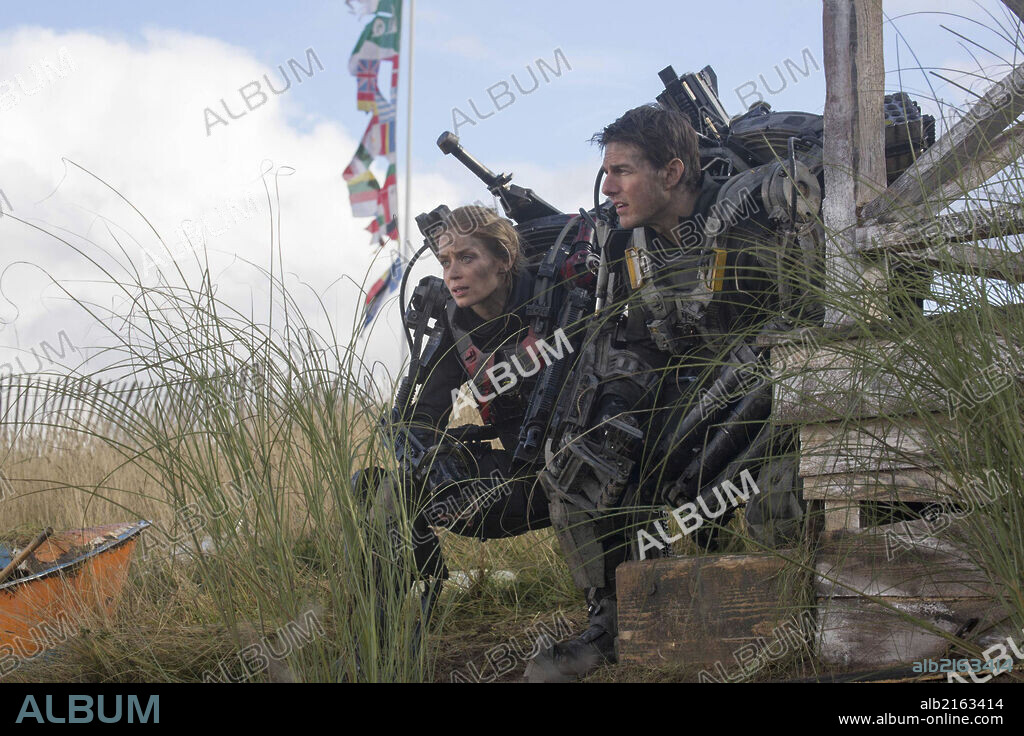 EMILY BLUNT and TOM CRUISE in EDGE OF TOMORROW, 2014, directed by DOUG LIMAN. Copyright 3 ARTS ENTERTAINMENT.