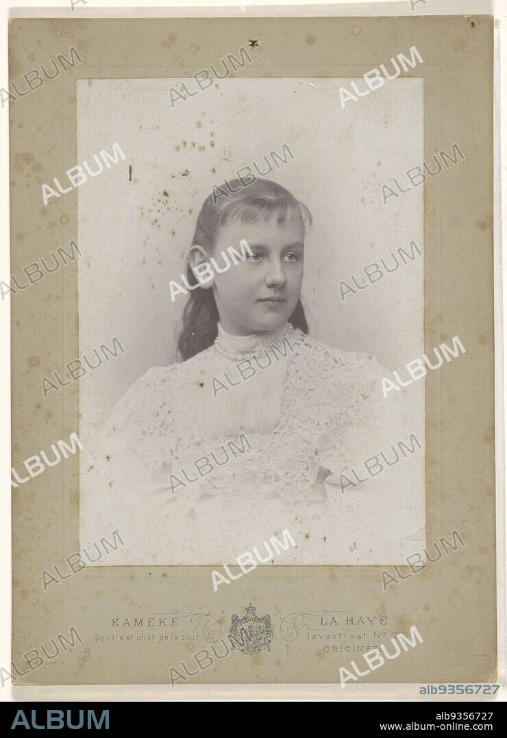 Portrait of Wilhelmina, Queen of the Netherlands, Portrait of Wilhelmina. Bottom right 'ORIGINAL.', Richard Kameke (mentioned on object), publisher: M.M. Couvée (mentioned on object), The Hague, 1890 - 1895, cardboard, photographic support, height 135 mm × width 96 mmheight 185 mm × width 135 mm.