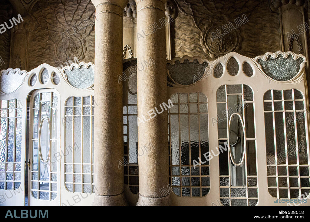 Casa Sayrach, edificio situado en Barcelona y obra de Manuel Sayrach i Carreras de 1915. Fotografía del año 2016.