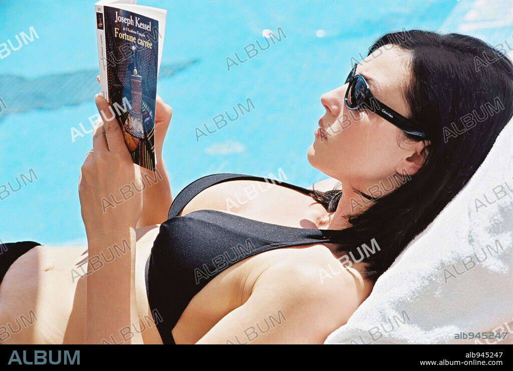 MONICA BELLUCCI in SECRET AGENTS, 2004 (AGENTS SECRETS), directed by FREDERIC SCHOENDOERFFER. Copyright LA CHAUVE SOURIS.