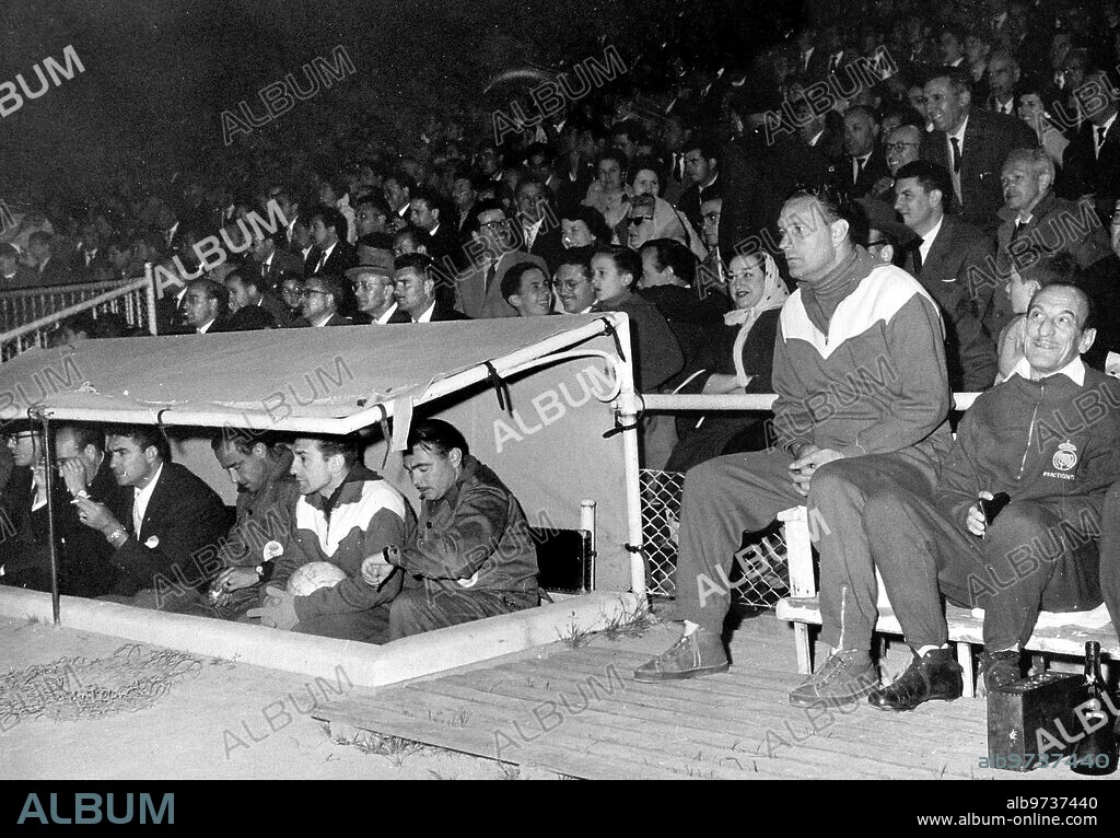 Protagonistas - Entrenadores - Carniglia, entrenador del real Madrid durante un encuentro de su equipo en junio de 1959.