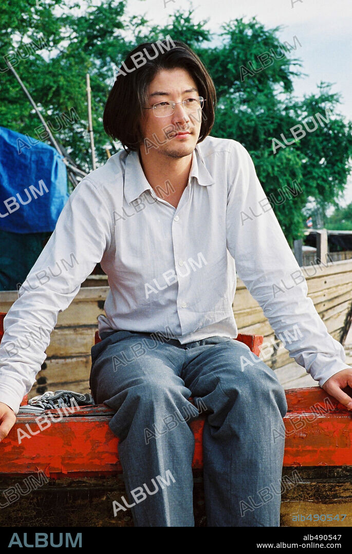 TADANOBU ASANO in LAST LIFE IN THE UNIVERSE, 2003 (RUANG RAK NOI NID MAHASAN), directed by PEN-EK RATANARUANG. Copyright BOHEMIAN FILMS/CINEMASIA.
