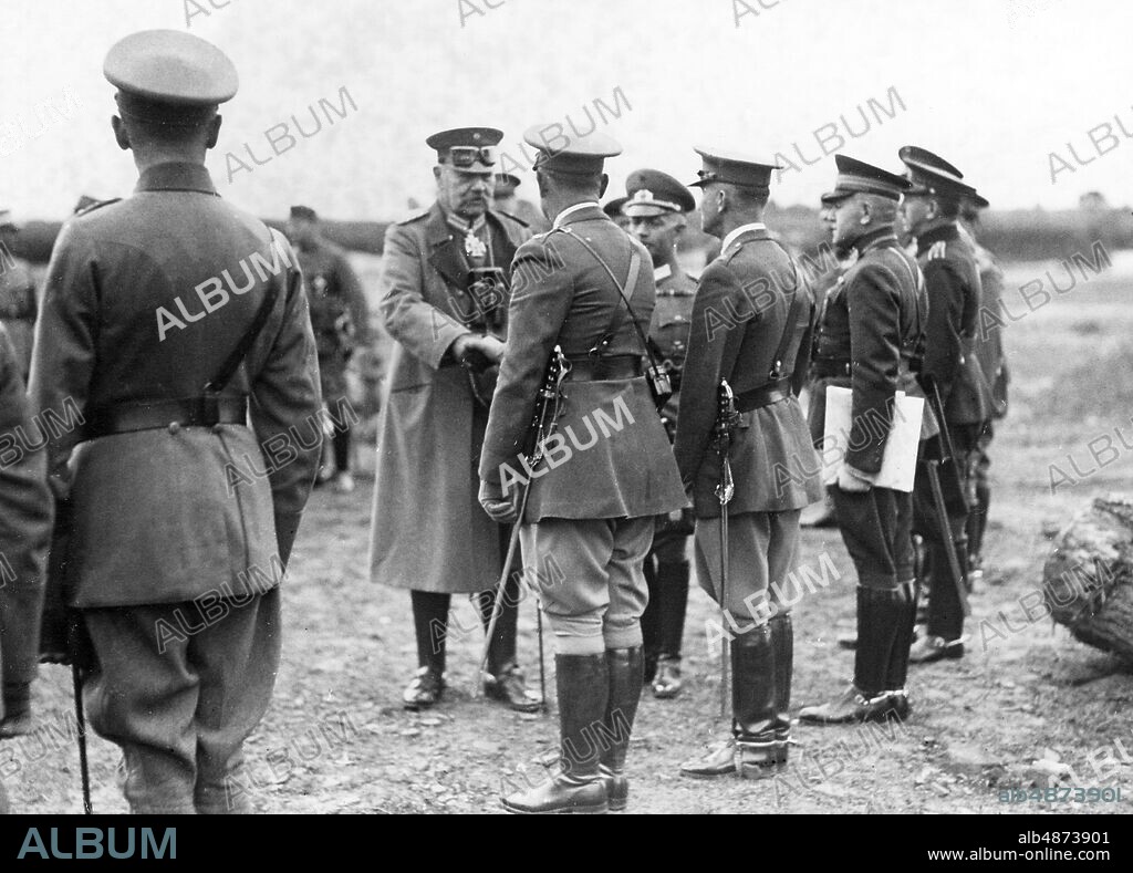 GERMANY 1932-09-21. Orig. caption ... THE GREAT AUTUMN MANEVER OF THE REICHSWEHR AND THE OR. 21.9. 40417) The foreign military attachés participating in the exercises are presented to the Reich President of Hindenburg. Photo: Robert Sennecke / AB Text & Bilder / SVT / Code: 5600 Folder: Military pictures: Germany Autumn maneuver 1932 M 36r Handshake persons: PAUL VON HINDENBURG sites: GERMANY.