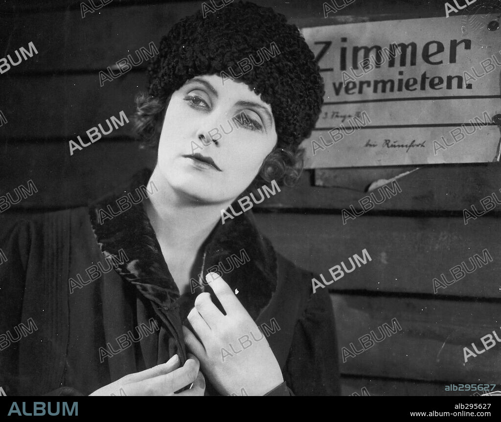 GRETA GARBO en CALLE SIN ALEGRÍA: LA CALLE SIN ALEGRÍA: BAJO LA MÁSCARA DEL PLACER, 1925 (DIE FREUDLOSE GASSE), dirigida por GEORG WILHELM PABST. Copyright SOFAR-FILM-PRODUKTION GMBH, BERLIN.