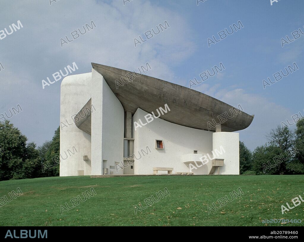 LE CORBUSIER. FACHADA SUR DE LA CAPILLA NOTRE DAME DU HAUT EN RONCHAMP CONSTRUIDA ENTRE 1950 Y 1955.