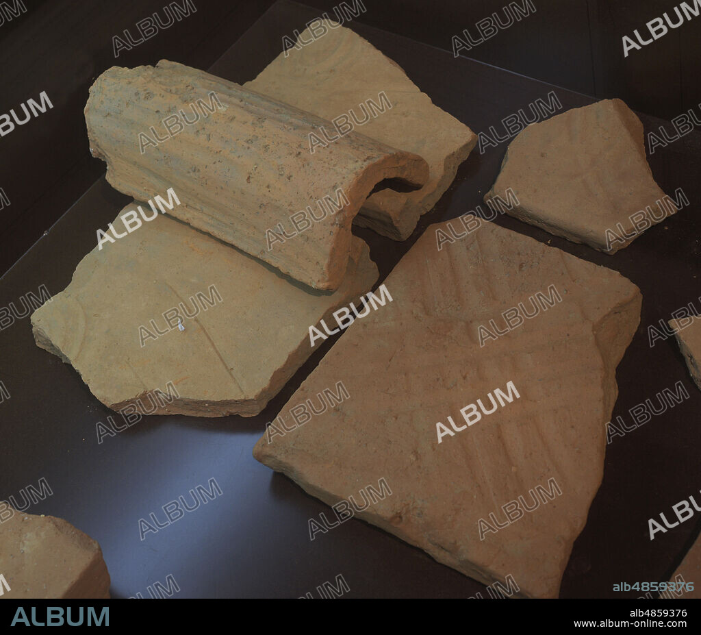 Sistema de cobertura mediante tégulas e imbrices típico romano. Villa romana de Cambre. Fechada entre los siglos II y IV. Museo Arqueológico de Cambre. Provincia de La Coruña. Galicia. España.