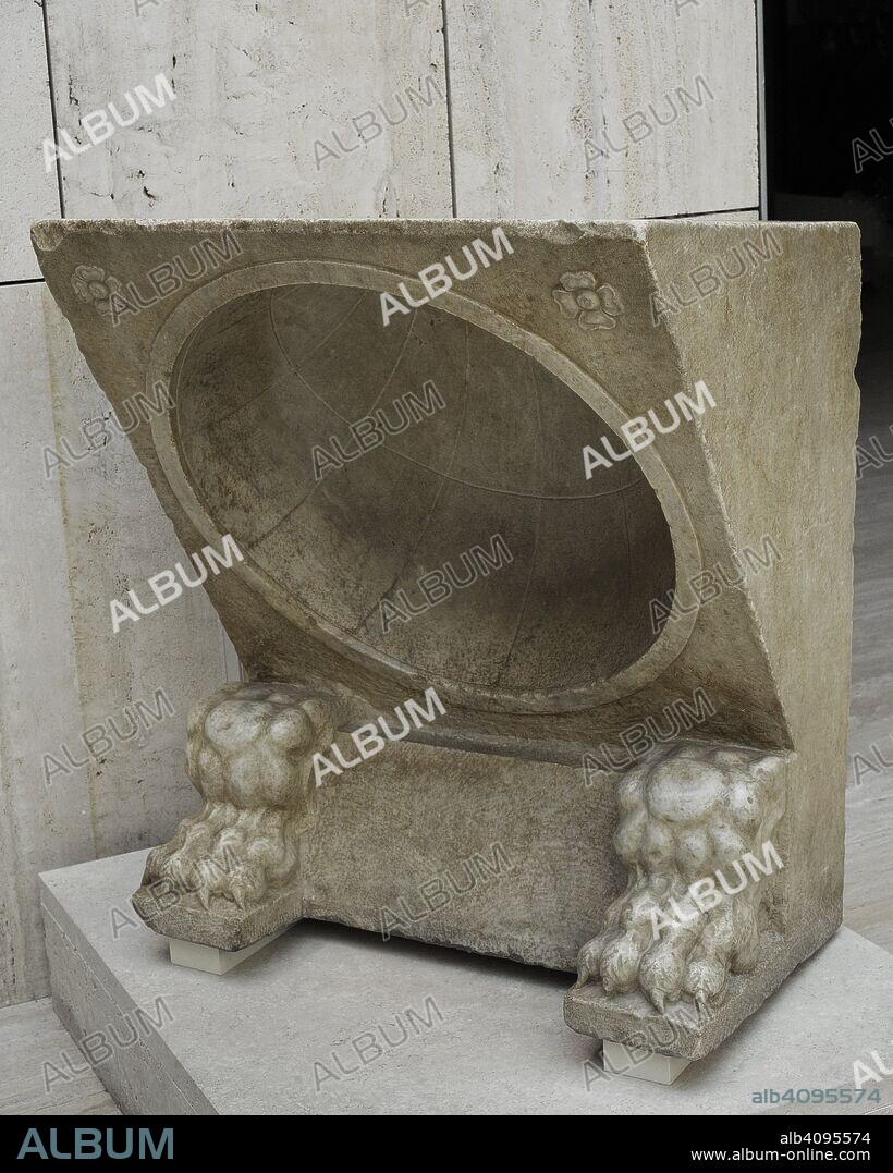 Reloj solar romano, situado en el centro de la ciudad. Siglo I. Mármol. Procedente de Baelo Claudia (Bolonia, provincia de Cádiz, Andalucía). Museo Arqueológico Nacional. Madrid. España.