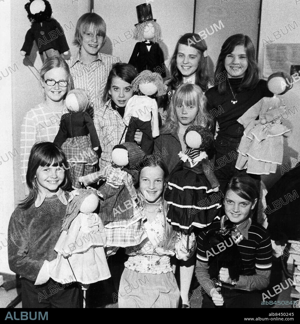 GÖTEBORG 1975-04-14.. Den här gruppen från Frölunda har dramatiserat Elsa Beskows saga tant Grön, tant Brun och tant Gredelin för dockteater samt tillverkat dockor och rekvisita. Längst fram ses Jessica Berntsson, Karin Eriksson och Lena Albinsson, bakom dem står Ann-Christine Brandeby, Anna Fors och Petra Gustafsson *** Local Caption *** GP Foto: Gillis Supkiewicz / Kamerareportage / TT / Kod: 2524.