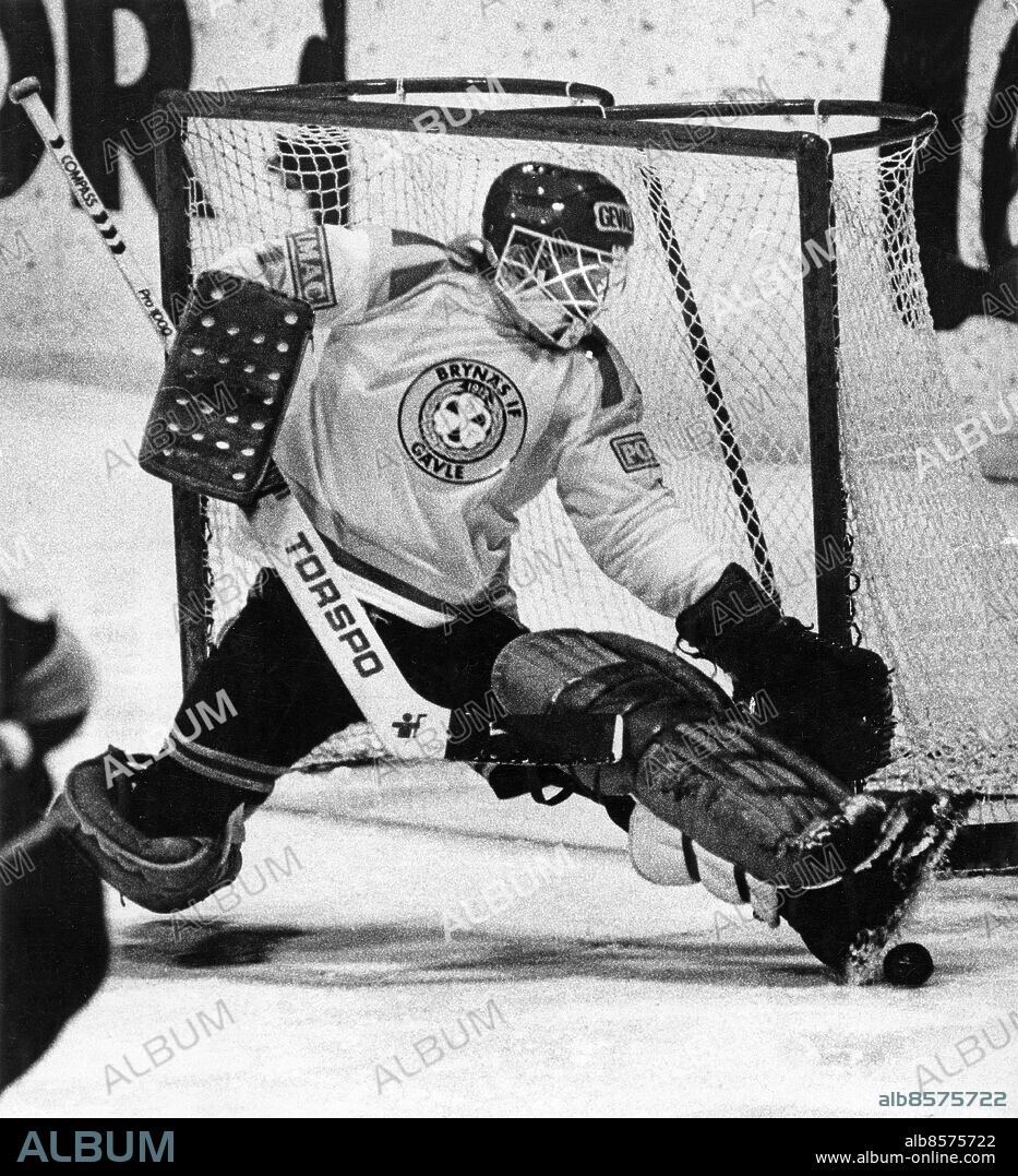 ARKIV 1979-02-15. Brynäs IF:s målvakt William Löfqvist stoppar pucken med en fotparad i en elitseriematch i ishockey 15:e februari 1979.. Foto: Jan Delden / EXP / TT / Kod: 10.